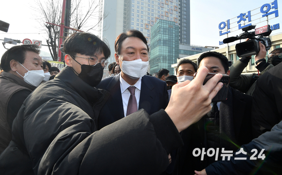 윤석열 국민의힘 대선 후보가 10일 오전 인천역 앞 광장에서 산업화&middot;교역일번지 인천지역 공약 발표를 마친 후 시민과 사진촬영을 하고 있다. [사진=김성진 기자]