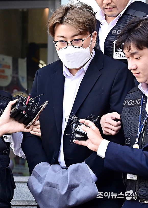 특정범죄가중처벌법(특가법)상 위험운전치상&middot;도주치상, 도로교통법상 음주운전&middot;사고후 미조치, 범인도피교사 등 혐의를 받고있는 가수 김호중이 31일 오전 서울 강남경찰서에서 구치소로 이감되고 있다. [사진=곽영래 기자]
