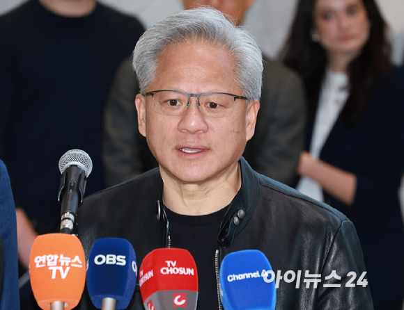 젠슨 황 엔비디아 최고경영자(CEO)가 8일 서울 종로구 SK서린빌딩에 방문해 최태원 SK그룹 회장(왼쪽)과 면담을 마치고 취재진과 질의 응답을 갖고 있다. [사진=정소희 기자]