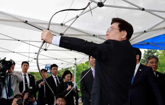 이재명 대통령이 28일 충남 아산 현충사에서 열린 대통령기 전국 궁도대회에서 활시위를 당기고 있다. 2026.4.28 [사진=연합뉴스/청와대통신사진기자단]