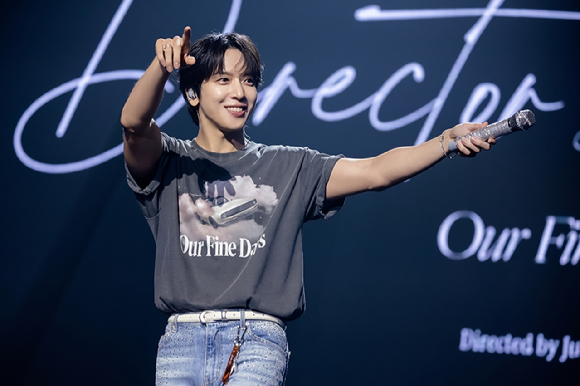씨엔블루 정용화는 서울 올림픽공원 올림픽홀에서 단독 콘서트 2025 JUNG YONG HWA LIVE 'Director's Cut : Our Fine Days'(2025 정용화 라이브 '디렉터스 컷 : 아워 파인 데이즈')를 개최하고 팬들과 만나고 있다. [사진=FNC엔터테인먼트]