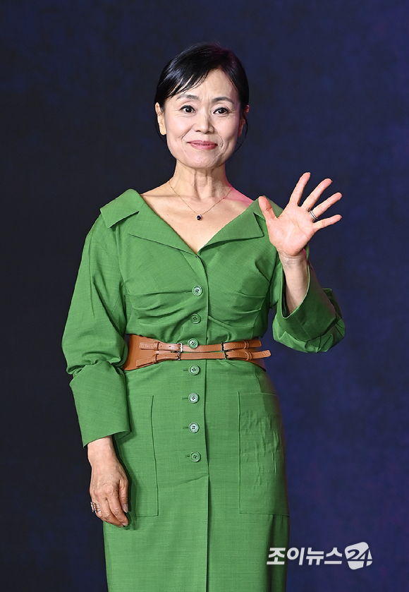 배우 강애심이 9일 서울 용산구 서울드래곤시티에서 열린 오징어 게임 시즌3 제작발표회에서 포토타임을 갖고 있다. [사진=곽영래 기자]