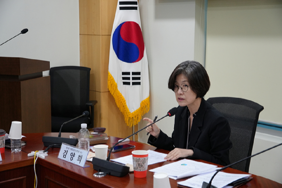 김양희 대구대학교 경제금융통상학과 교수가 25일 국회 의원회관에서 '트럼프 2기 보호주의, 어떻게 대응할 것인가?'를 주제로 개최된 국회 외평포럼 간담회에서 발제를 진행하고 있다. [사진=김준형 조국혁신당 의원실]