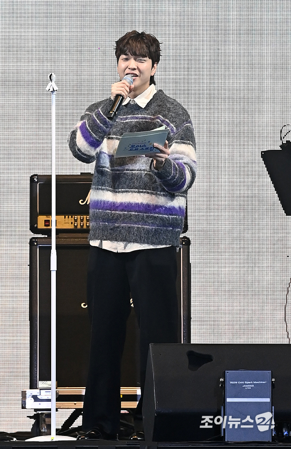 밴드 엔플라잉 이승협이 21일 오후 서울 송파구 잠실학생체육관에서 열린 '2026 JOY콘서트 - 보이스 오브 스프링(Voice of spring)'에서 멋진 무대를 선보이고 있다. [사진=정소희 기자]