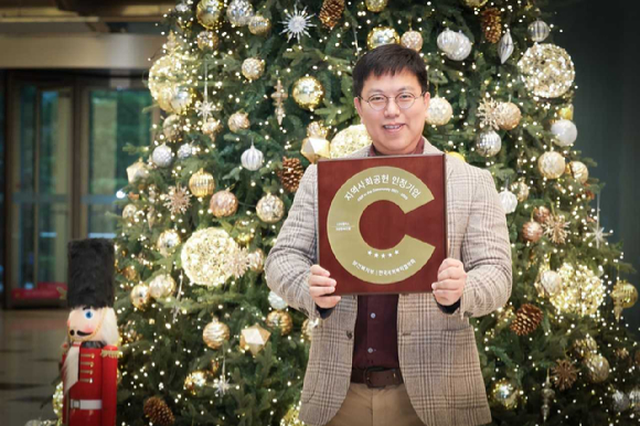 LG유플러스 직원이 지연사회공헌 인정 기관 상패를 소개하는 모습. [사진=LGU+]