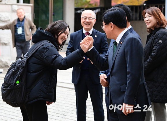 2026학년도 대학수학능력시험(수능) 일인 13일 서울 여의도여고 앞에서 최교진 교육부 장관이 수험생들을 응원하고 있다. [사진=정소희 기자]