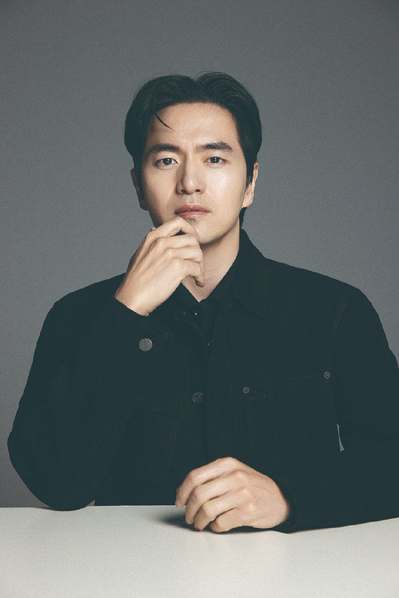 배우 이진욱이 JTBC 토일드라마 '에스콰이어' 인터뷰에 앞서 포즈를 취하고 있다. [사진=BH엔터테인먼트]