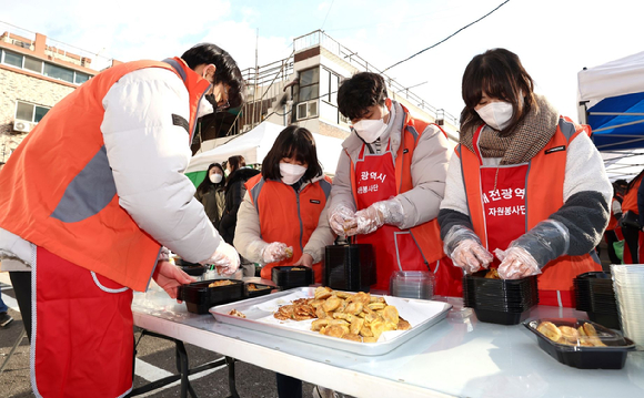 한국타이어 신입사원 100여명이 밑반찬 조리 봉사활동에 나선 모습이다. [사진=한국타이어]