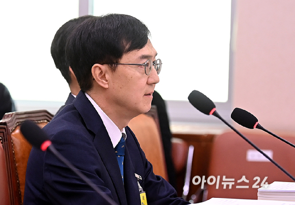 오민석 서울중앙지방법원장이 16일 서울 여의도 국회에서 열린 법제사법위원회의 서울고등법원 등에 대한 국정감사에서 질의에 답변하고 있다. [사진=곽영래 기자]