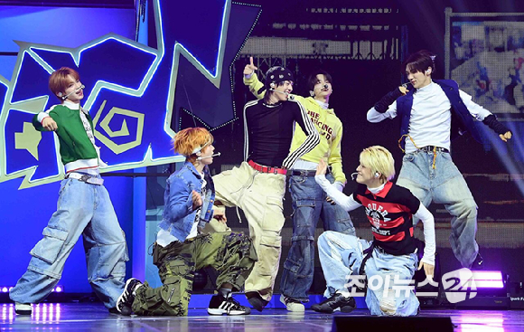 그룹 투어스가 13일 오후 서울 광진구 예스24라이브홀에서 열린 투어스(TWS) 네 번째 미니앨범 'play hard' 발매 쇼케이스에 참석해 타이틀곡 'OVERDRIVE' 무대를 선보이고 있다. [사진=정소희 기자]