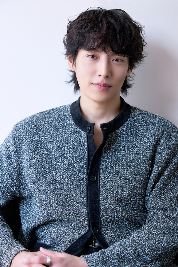 배우 이기택이 JTBC 토일드라마 '미혼남녀의 효율적 만남' 종영 인터뷰에 앞서 포즈를 취하고 있다. [사진=키이스트]