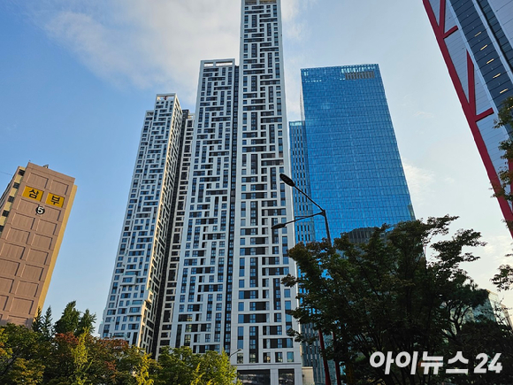 서울 영등포구 여의도동 일대 삼부아파트와 브라이튼 여의도 전경. [사진=김서온 기자]