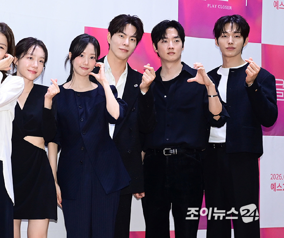 (왼쪽부터)오만석-배수빈-홍우진-최강희-리사-장희진-소주연-이나연-홍종현-강영석-이도윤이 2일 오후 서울 종로구 대학로 이음아트홀에서 열린 연극 '클로저' 제작 발표회에 참석하고 있다. [사진=정소희 기자]