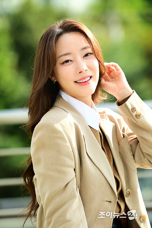 배우 겸 가수 고우리가 서울 중구 중림동 조이뉴스24에서 진행된 인터뷰에 앞서 포즈를 취하고 있다. [사진=정소희 기자]