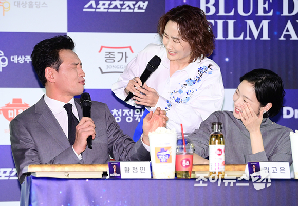 29일 오전 서울 영등포구 CGV 여의도에서 열린 제45회 청룡영화상 수상자들과 함께하는 핸드프린팅 행사에서 홍초 음료를 마시는 황정민을 박경림과 김고은이 바라보고 이다. [사진=정소희 기자]