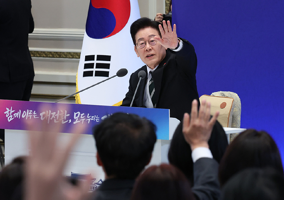 이재명 대통령이 21일 청와대 영빈관에서 열린 신년기자회견에서 취재진 질문을 받고 있다. 2026.1.21 [사진=연합뉴스]