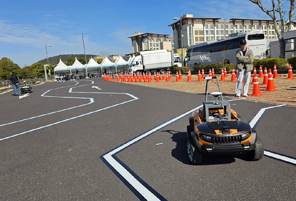 24일 제주 신화월드에서 개막한 제13회 국제 e-모빌리티 엑스포에서 자율주행 차량이 실증 주행을 선보이고 있다 [사진=한국자동차기자협회]