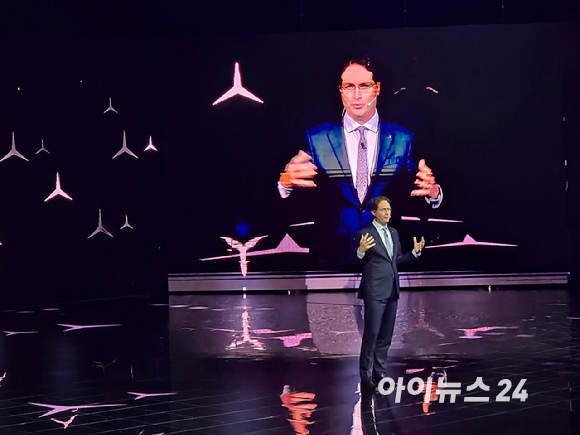 올라 칼레니우스(Ola Källenius) 메르세데스-벤츠 그룹 AG 이사회 의장 겸 최고경영자(CEO)이 14일 인천 파라다이스시티에서 열린 '메르세데스-벤츠 미래 전략 컨퍼런스'에서 발표하고 있다. [사진=김종성 기자]