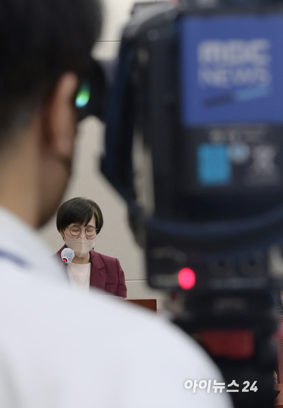 권태선 방송문화진흥회 이사장이 13일 오전 서울 여의도 국회에서 열린 과학기술정보방송통신위원회의 방송문화진흥회&middot;한국방송광고진흥공사 등에 대한 국정감사에서 인사말을 하고 있다. [사진=정소희 기자]