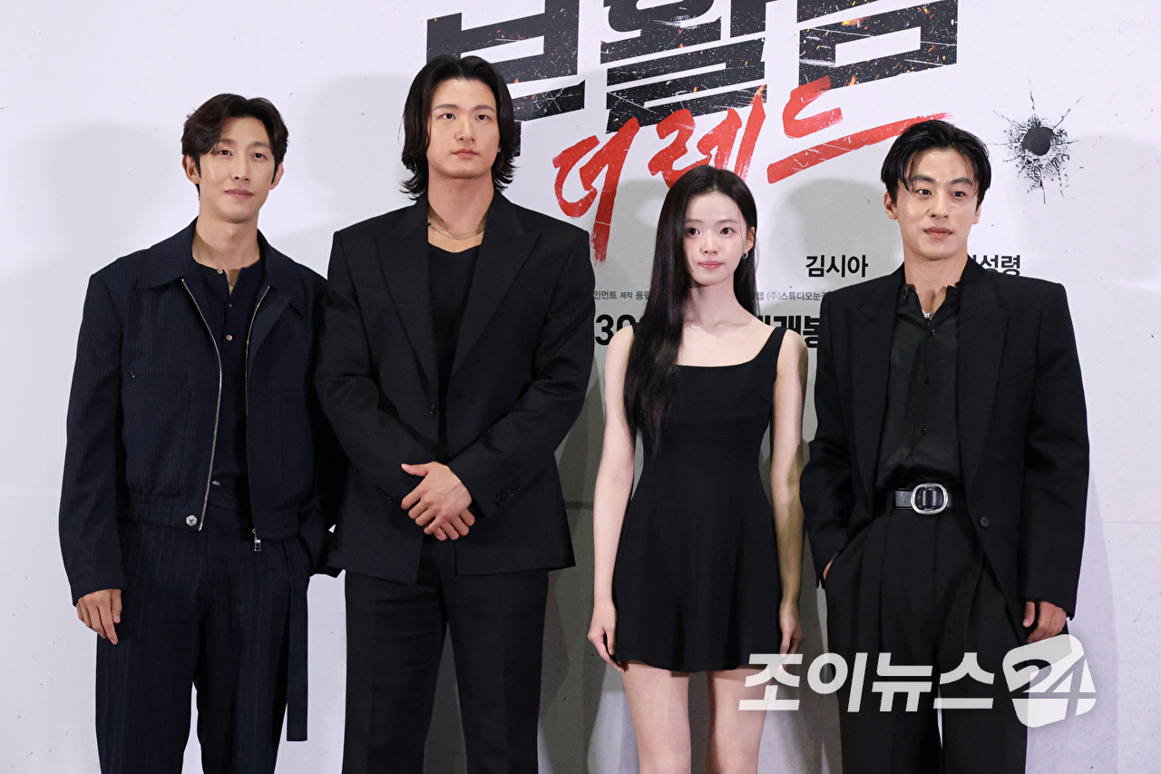 배우 강기영, 신승호, 백종열 감독, 배우 김시아, 구교환이 16일 오후 서울 송파구 롯데시네마 월드타워점에서 진행된 영화 '부활남: 더 레드'(감독 백종열) 언론시사회에 참석해 포즈를 취하고 있다. [사진=문수지 기자]