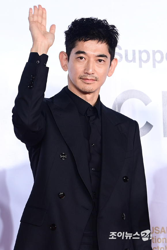 넷플릭스 '푸른길' 배우 나가야마 에이타가 6일 오후 부산 해운대구 영화의 전당에서 열린 제31회 부산국제영화제(BIFF) 개막식에 참석하고 있다. [사진=정소희 기자]