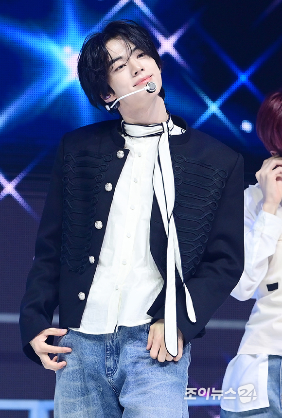 그룹 투어스 도훈이 27일 오후 서울 광진구 광장동 예스24라이브홀에서 열린 투어스(TWS) 미니 5집 'NO TRAGEDY' 발매 기념 쇼케이스에서 타이틀곡 '널 따라가' 무대를 선보이고 있다. [사진=정소희 기자]