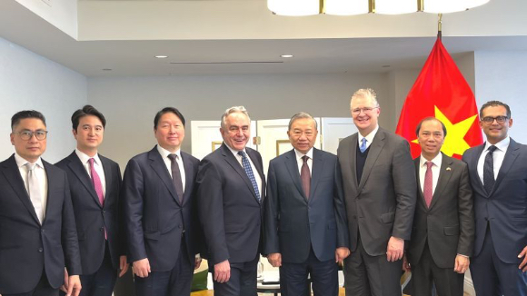최태원 SK그룹 회장(왼쪽에서 세 번째)이 지난 20일(현지시간) 또럼 베트남 공산당 서기장(오른쪽에서 네 번째)과 회동했다. [사진=TAG 링크드인 갈무리]