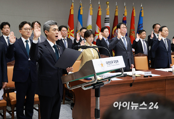 강신철 국방부 장관이 7일 서울 용산구 국방부에서 열린 국회 국방위원회의 국방부에 대한 국정감사에서 선서하고 있다. [사진=국회사진기자단 ]