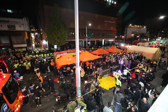 지난 29일 밤 서울 용산구 이태원 일대에서 대규모 심정지 사고가 발생해 30일 새벽 경찰 및 소방구급 대원들이 현장을 수습하고 있다. 경찰에 따르면 이날 이태원에는 10만명 이상의 인파가 몰렸다. [사진=뉴시스]