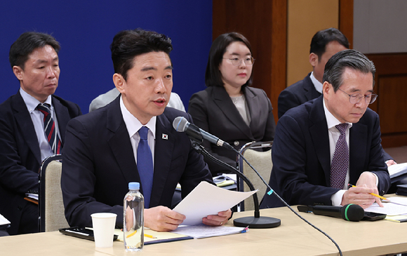 강훈식 비서실장과 김용범 정책실장이 7일 청와대에서 중동상황 관련 기자간담회를 하고 있다. 2026.4.7 [사진=연합뉴스]