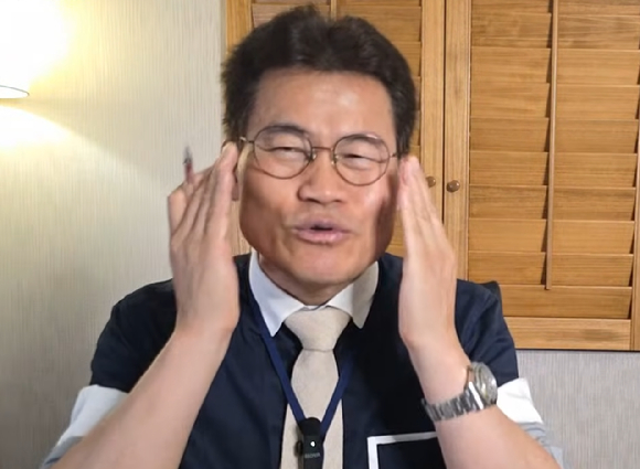 한국사 강사 출신 유튜버 전한길 씨가 김예지 국민의힘 의원을 향해 '장애 비하' 발언을 한 박민영 미디어대변인을 두둔하며 김 의원을 출당시키라고 목소리를 높였다. 사진은 전 씨. [사진=유튜브 @전한길뉴스]