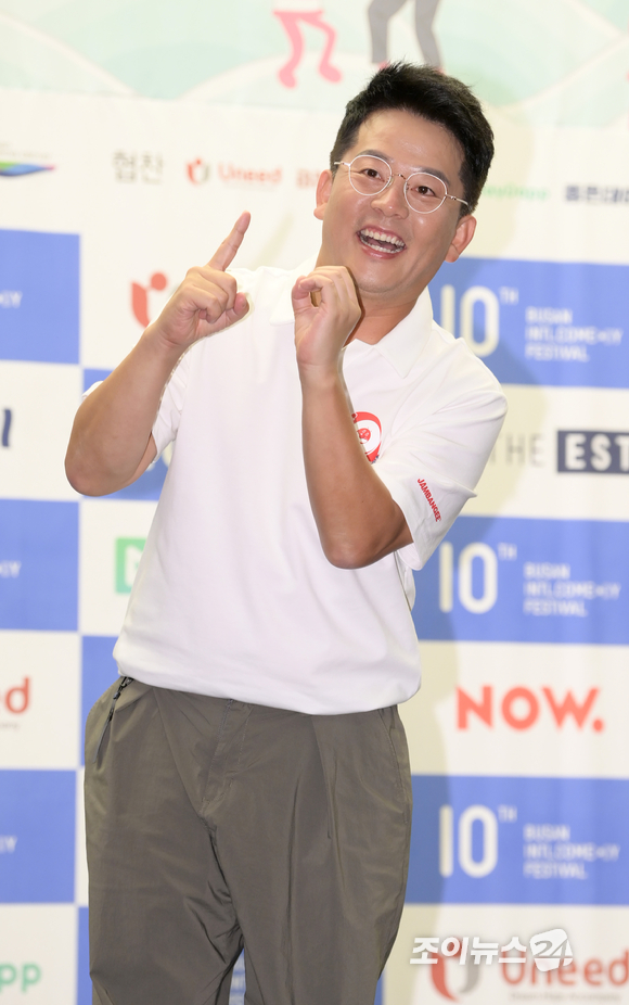 3일 서울 마포구 상암동 스탠포드호텔에서 열린 제10회 '부산국제코미디페스티벌' 기자회견에서 집행부와 출연 코미디언들이 단체 사진을 촬영하고 있다. [사진=정소희 기자]