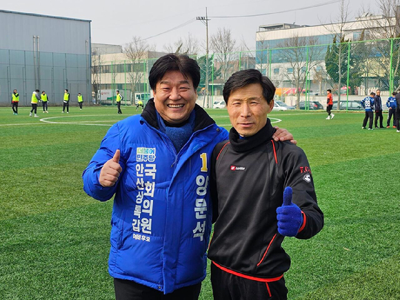 경기도 안산시갑에 출마한 양문석 더불어민주당 후보가 지역 성당 축구동호회를 찾아 전준호 전 안산시의회 의장과 사진을 찍고있다. [사진=양문석 캠프]