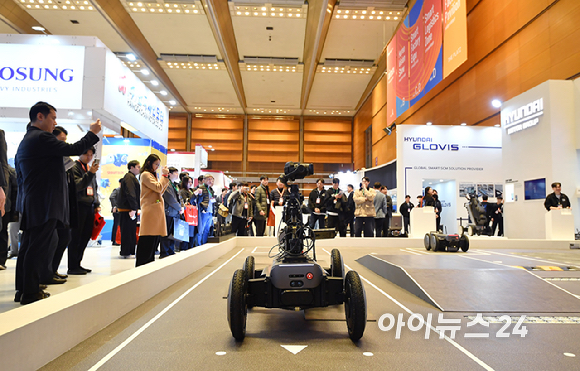 4일 오전 서울 강남구 코엑스에서 열린 2026 스마트공장&middot;자동화산업전(AW2026)에서 현대자동차그룹 로보틱스랩의 모베드(MobED)의 시연이 진행되고 있다. [사진=곽영래 기자]