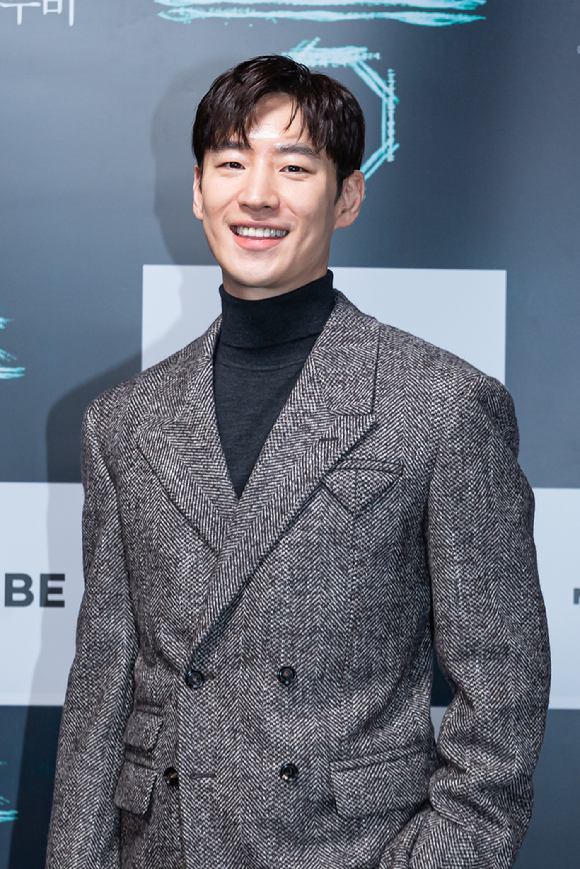 배우 이제훈이 16일 온라인으로 진행된 네이버 오디오 무비 '층'(감독 임지환) 제작보고회에 참석해 포즈를 취하고 있다. [사진=네이버 바이브]