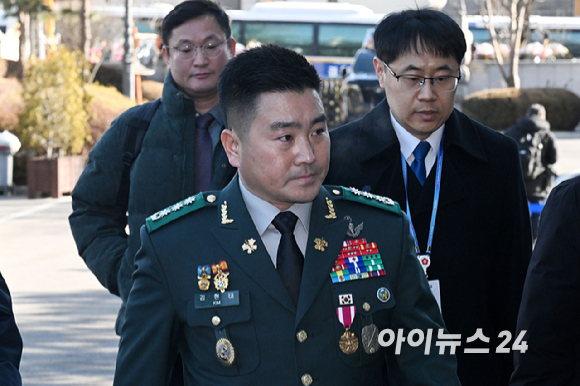 12&middot;3 비상계엄 사태 당시 국회에 투입됐던 707특수임무단을 이끄는 김현태 단장이 6일 서울 종로구 헌법재판소에서 열린 탄핵 심판 6차 변론기일에 증인 출석하고 있다. [사진=사진공동취재단]