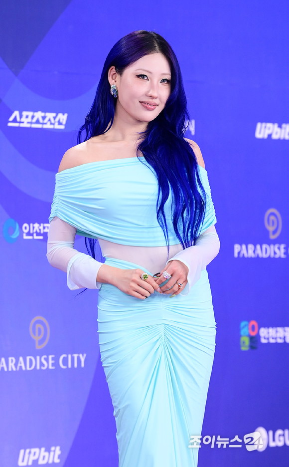 뷰티 크리에이터 이사배가 18일 오후 인천광역시 파라다이스 시티에서 열린 제4회 청룡시리즈어워즈 레드카펫 행사에 참석하고 있다. [사진=정소희 기자]