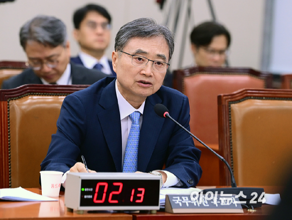 조현 외교부 장관 후보자가 17일 서울 여의도 국회 외교통일위원회에서 열린 인사청문회에서 의원 질의에 답변하고 있다. [사진=정소희 기자]