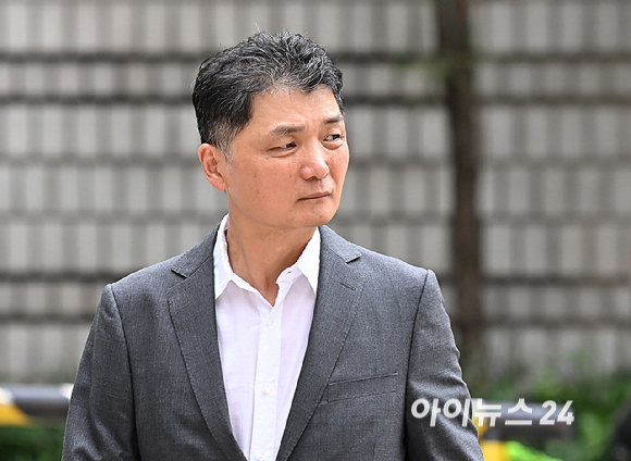 김범수 카카오 미래이니셔티브센터장이 26일 오후 서울고등법원에서 열린 '자본시장과금융투자업에관한법률위반 혐의' 항소심 3차 공판에 출석하고 있다. [사진=곽영래 기자]