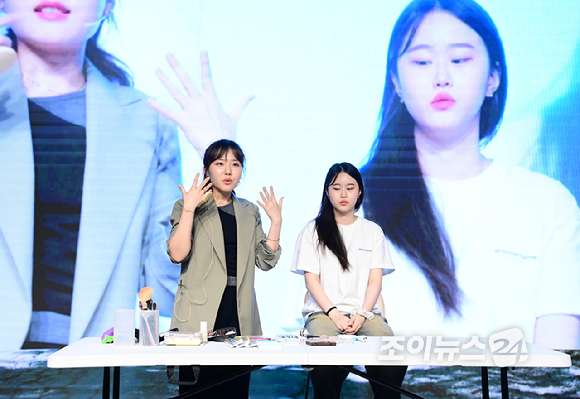 16일 오후 서울 마포구 홍대 인근 온맘씨어터에서 '케이유니버스 오픈클래스'가 진행됐다. 유채연 메이크업 아티스트가 수업을 진행하고 있다. [사진=정소희 기자]