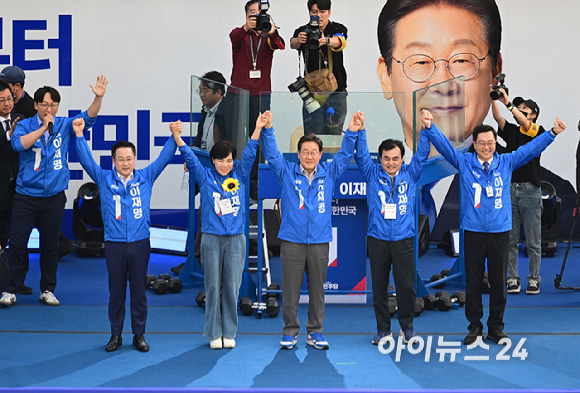 이재명 더불어민주당 대선 후보가 28일 오후 서울 동대문구 왕십리역 광장에서 열린 유세에 참석해 유권자들에게 지지를 호소하고 있다. [사진=곽영래 기자]