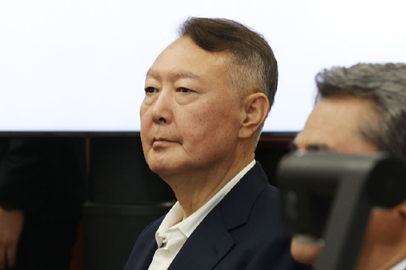 윤석열 전 대통령이 26일 서울 서초구 서울중앙지법에서 열린 특수공무집행방해, 직권남용 권리행사방해 등 혐의 사건 첫 공판에 출석하고 있다. 2025.9.26 [사진=사진공동취재단]