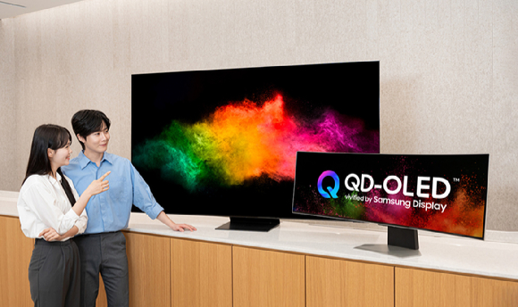삼성디스플레이 모델들이 QD-OLED 제품과 함께 새로운 BI를 소개하고 있다. [사진=삼성디스플레이]