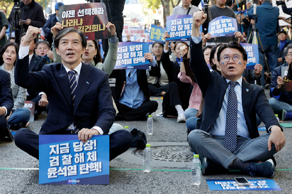 26일 서울 서초역 인근에서 열린 조국혁신당, '검찰해체·윤석열 대통령 탄핵 선언대회' 집회에서 조국 대표, 황운하 원내대표가 구호를 외치고 있다. 2024.10.26.  [사진=뉴시스]