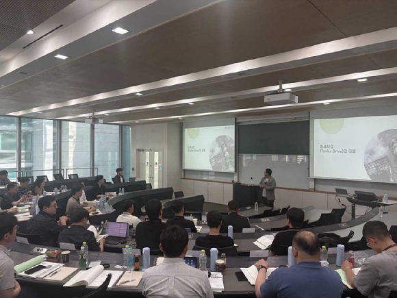 지난달 26일 고려대학교에서 열린 '고려아연 및 계열사 리더십 아카데미' 수업 모습. [사진=고려아연]