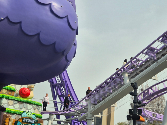 롯데월드 직원들이 3일 오후 신규 테마존 &lsquo;메이플 아일랜드&rsquo;의 대표 어트랙션 &lsquo;스톤 익스프레스&rsquo;탑승객을 구조하고 있다. [사진=독자 제공]