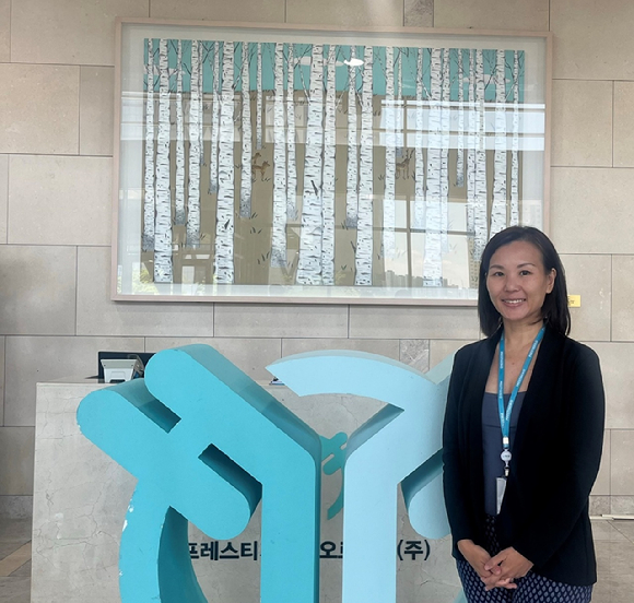  피온황 디렉터가 프레스티지바이오로직스 오송 본사 로비에서 포즈를 취하고 있다. [사진=프레스티지바이오로직스]