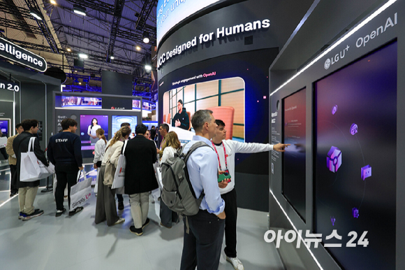 2일(현지시간) 스페인 바르셀로나 피라 그란 비아 전시장에서 열린 '모바일 월드 콩그레스(MWC)2026'에서 LG유플러스 부스를 찾은 참가자들이 AI 체험을 하고 있다. 2026.03.02. [사진=바르셀로나=사진공동취재단]