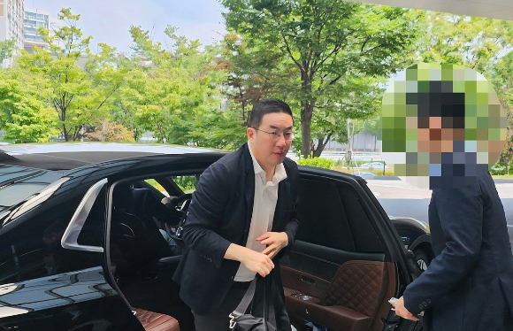최태원 SK그룹 회장이 오는 25일(현지시간) 미국 워싱턴DC에서 열리는 한미 정상회담 경제사절단에 동행하기 위해 24일 강서구 서울김포비즈니스항공센터(SGBAC)를 통해 출국하고 있다. [사진=연합뉴스]