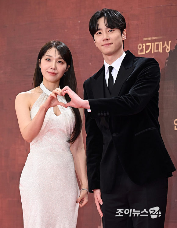 배우 정은지, 이준영이 31일 오후 서울 여의도 KBS에서 열린 2025 KBS 연기대상&nbsp;레드카펫 포토월 행사에서 포즈를 취하고 있다. [사진=곽영래 기자]